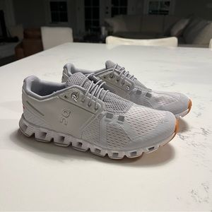 On Cloud Running Shoe, Glacier/white, women’s size 7